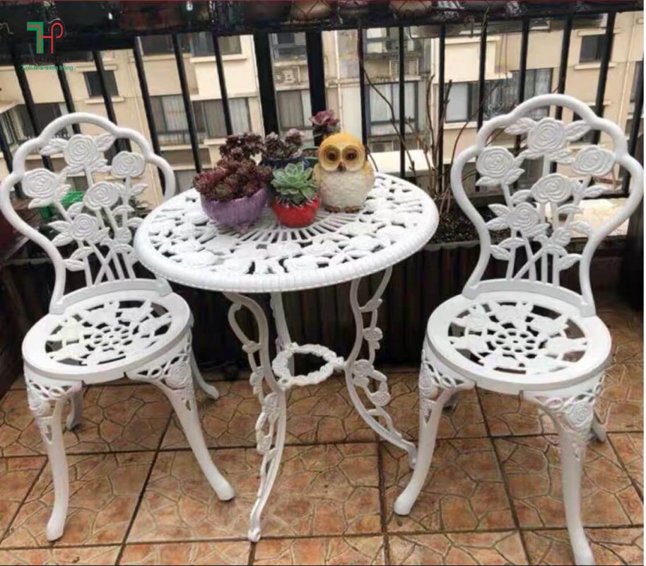 bàn tròn sân vườn