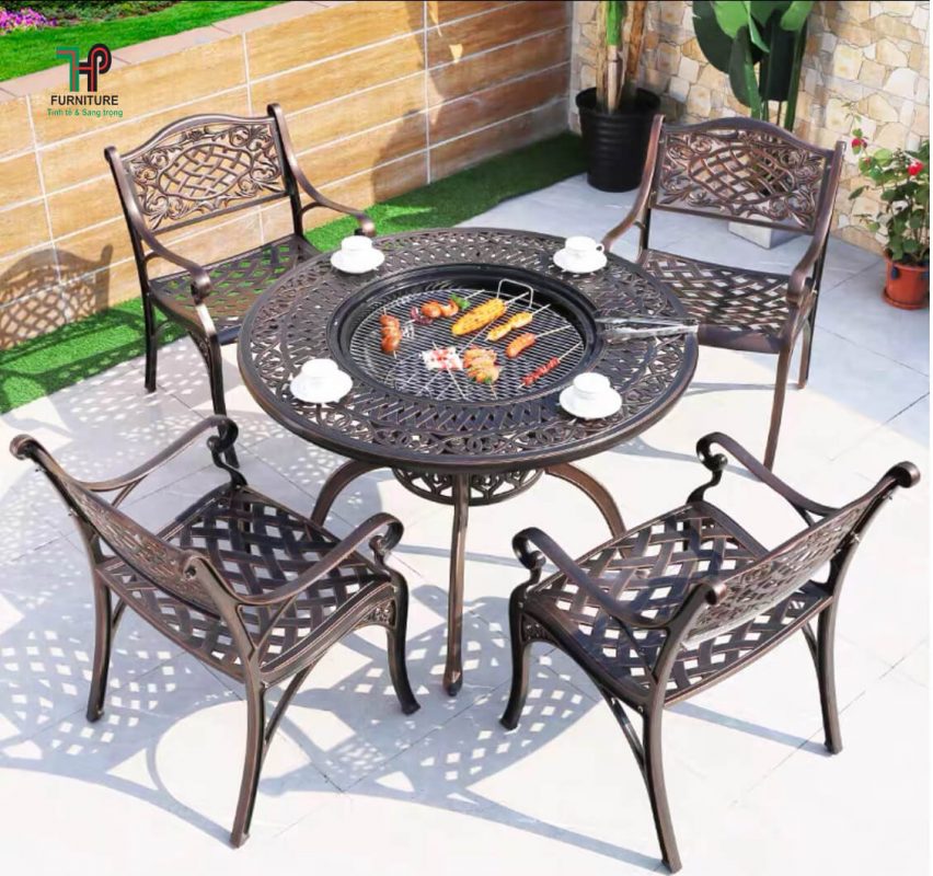 bàn tròn sân vườn có bếp than